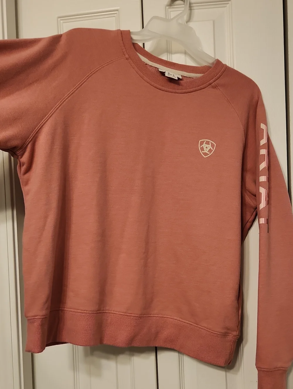 Ariat Women’s Crewneck Logo Sweatershirt in Dusty Rose - Picture 12 of 12